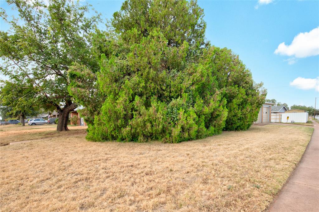 2168 Westview Drive Property Photo 2