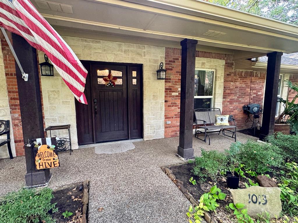1013 Overhill Drive Property Photo 2