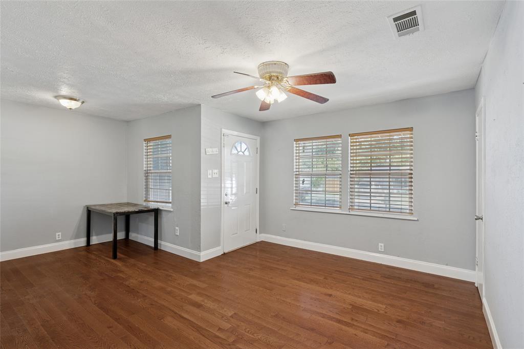 1304 E Lovers Lane Property Photo 3