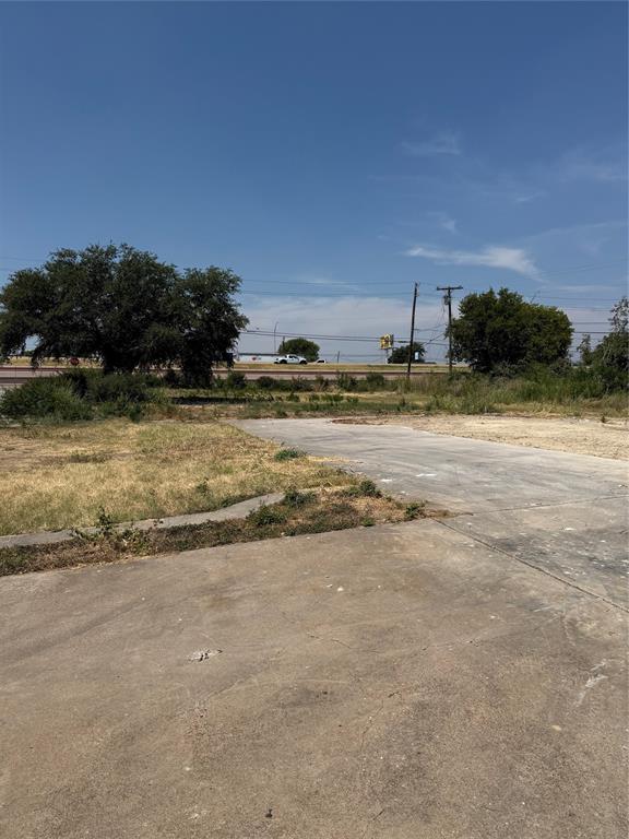 862 S Interstate 35 Property Photo 3