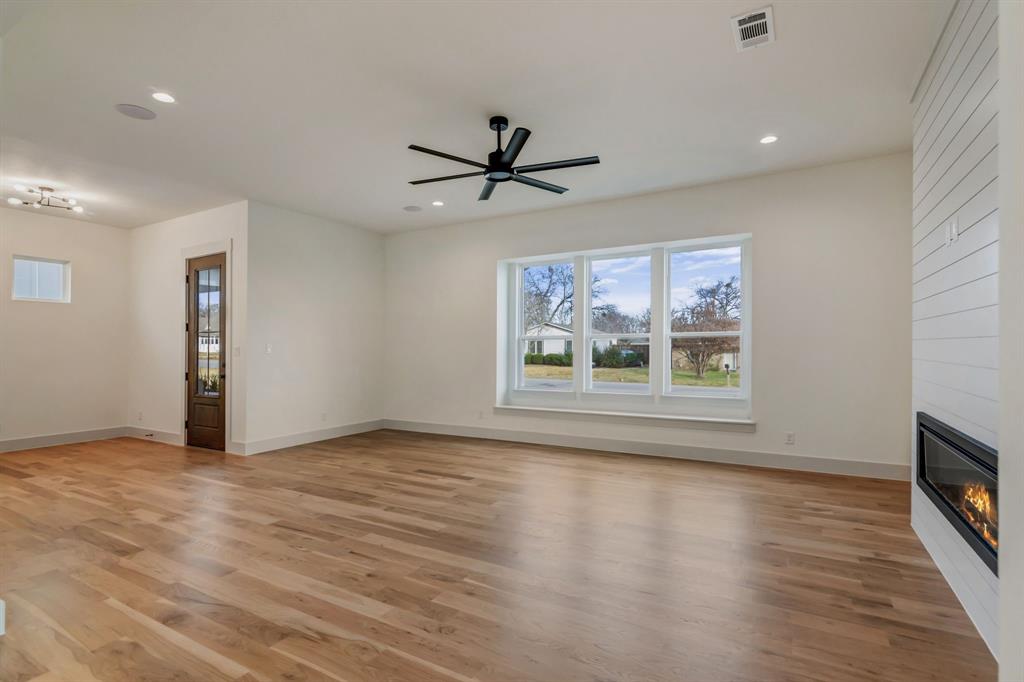 205 W 7th Street Property Photo 5