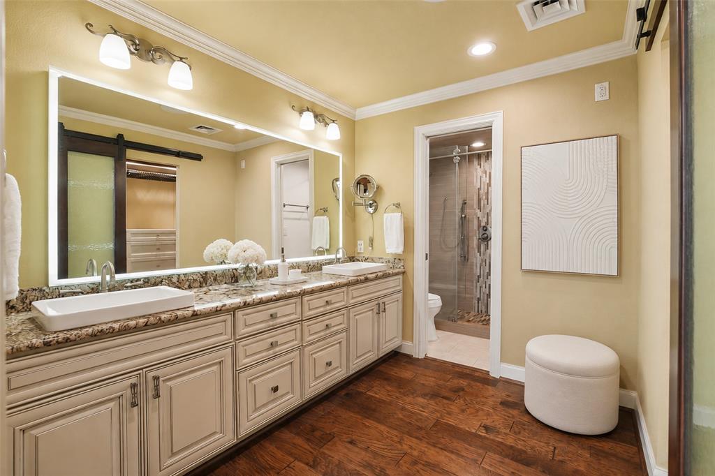 6335 W Northwest Highway 1514 Property Photo 6