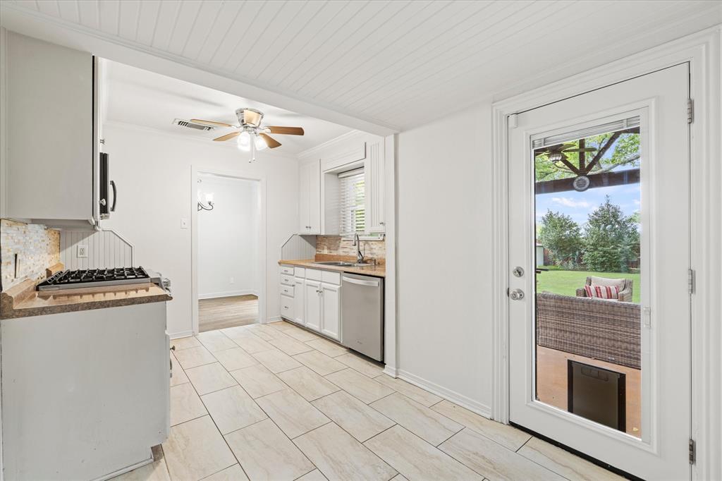 606 Storrs Street Property Photo 8