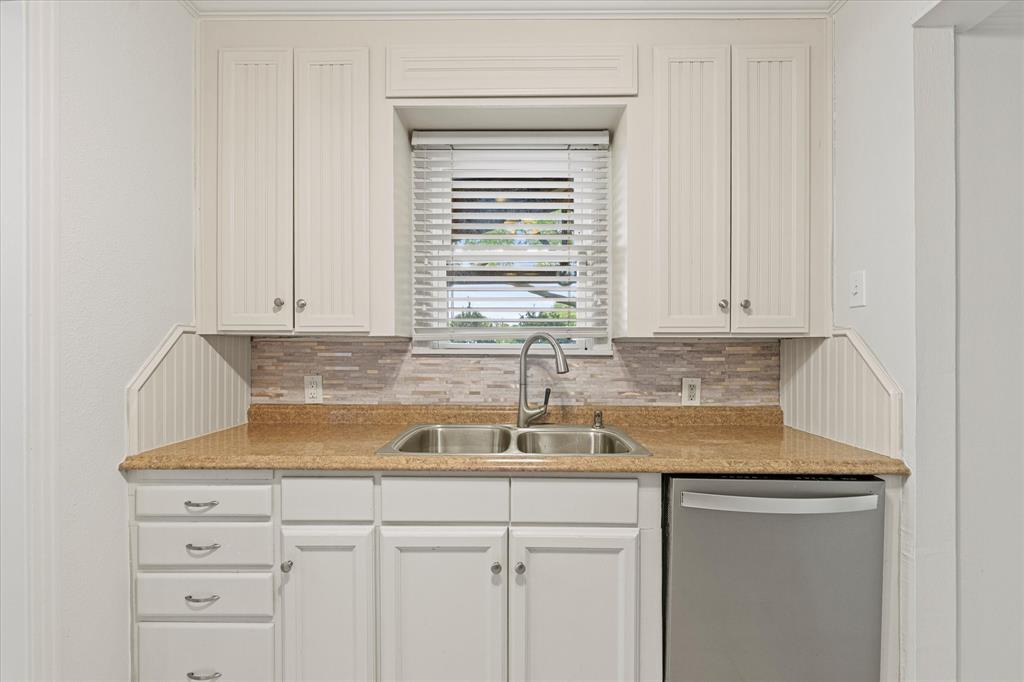 606 Storrs Street Property Photo 10