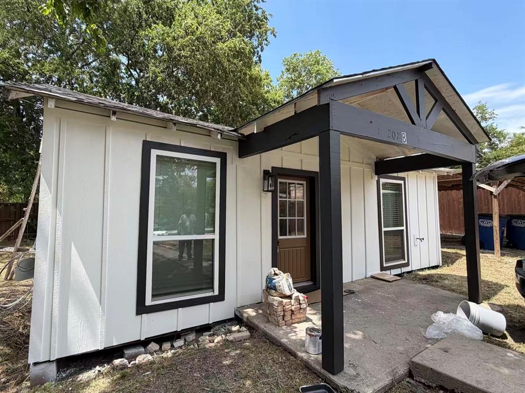 207 Austin Street B Property Photo 1