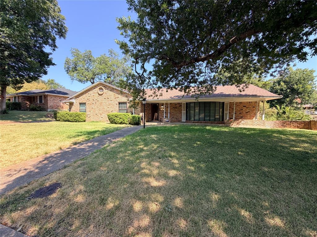 921 Medalist Drive Property Photo 1