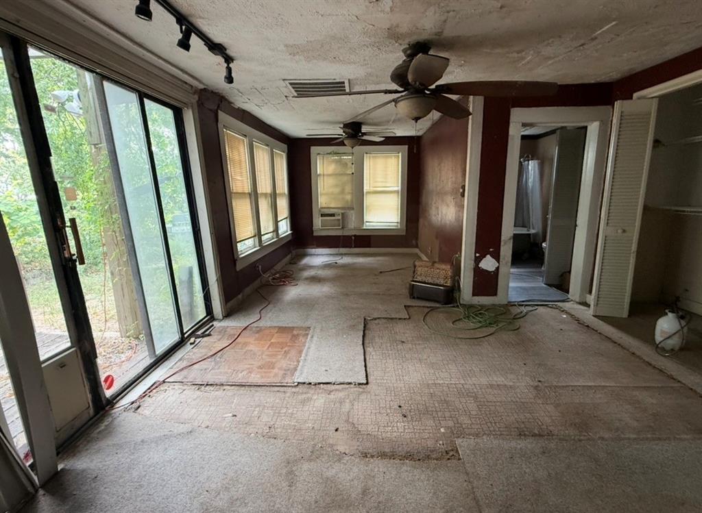 1018 N College Street Property Photo 14