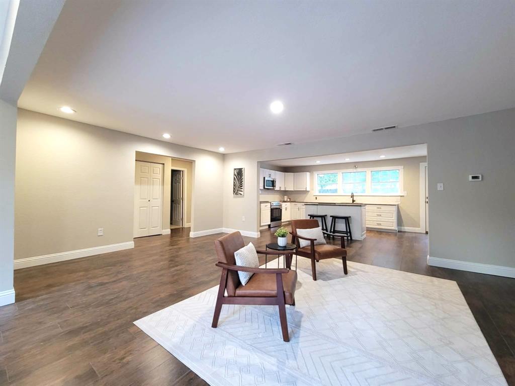 103 W Cayuga Drive Property Photo 11