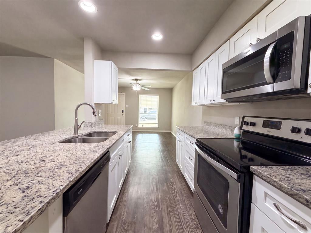 330 E Coral Way Property Photo 5