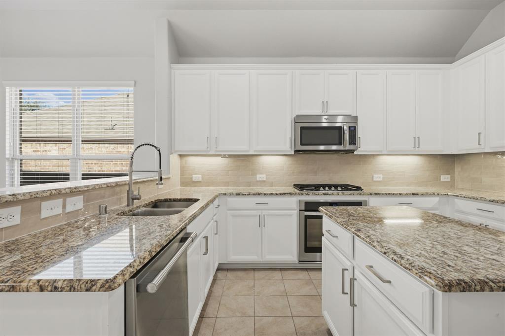 916 Llano Falls Drive Property Photo 4