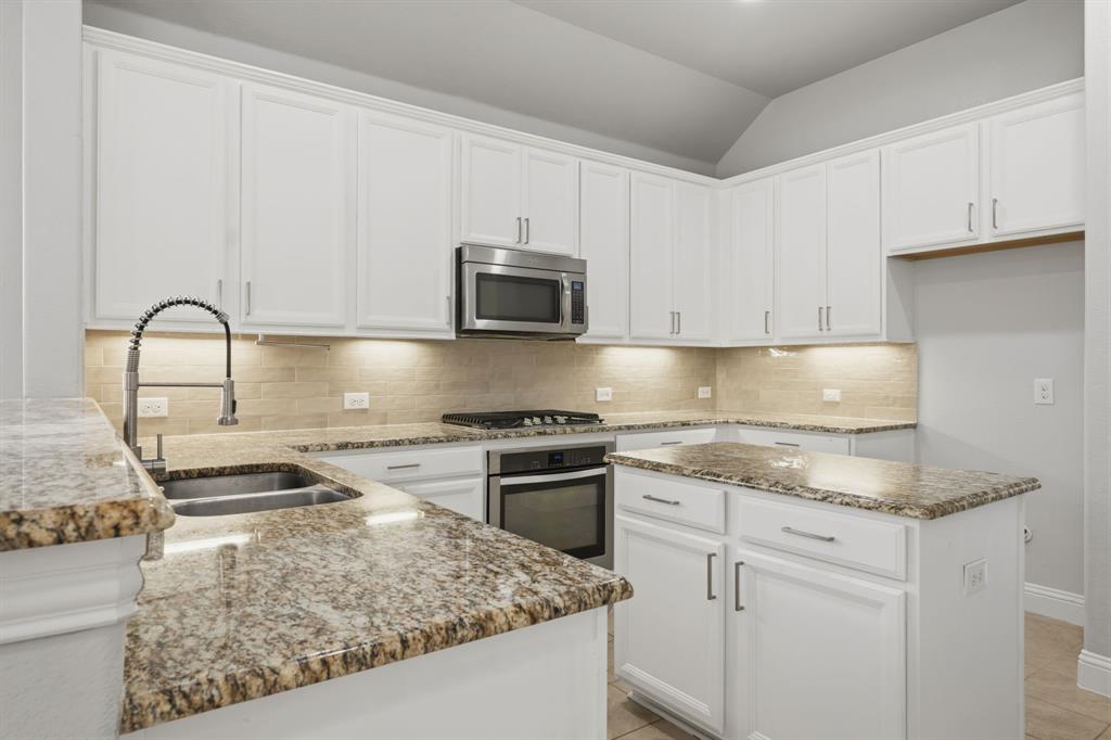 916 Llano Falls Drive Property Photo 6