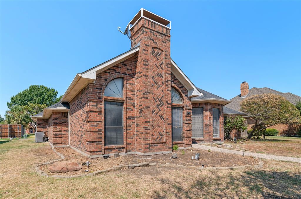 2703 Devonshire Drive Property Photo 3