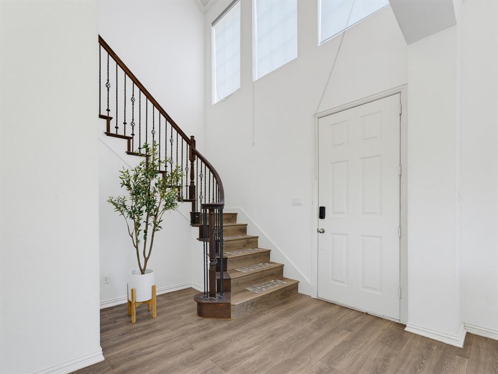 1833 Brookview Drive Property Photo 4
