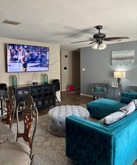 1527 Warrington Way Property Photo 4