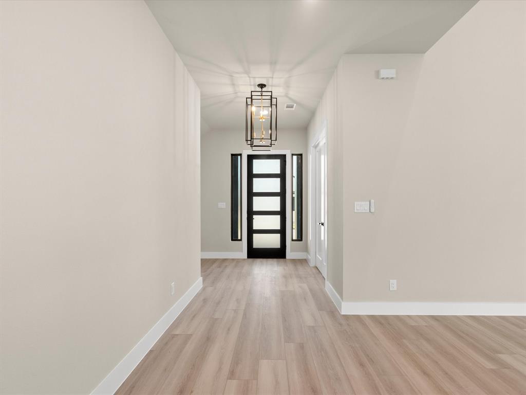 2025 Nichole Boulevard Property Photo 8