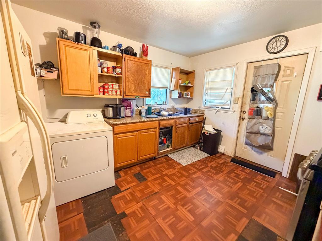 2512 Colonial Avenue Property Photo 4