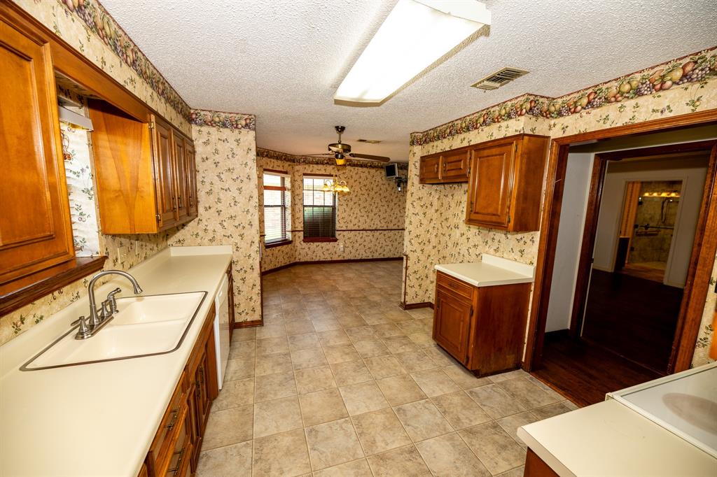 104 Cedar Springs Boulevard Property Photo 8