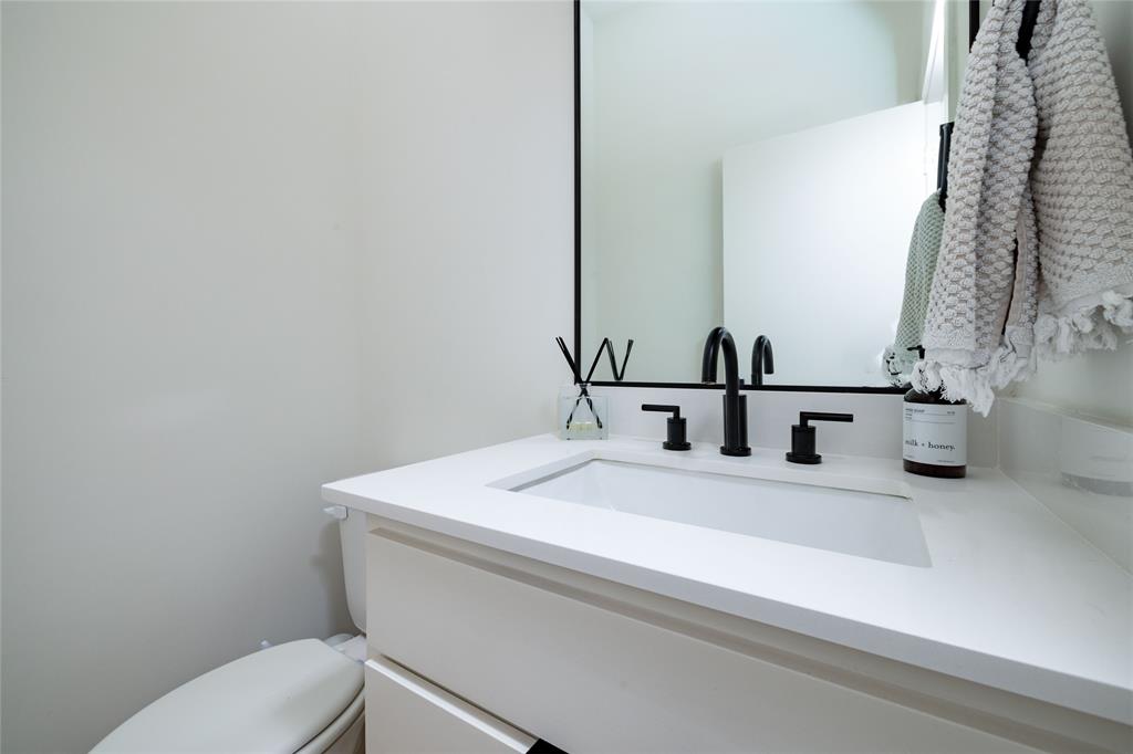 2118 N Carroll Avenue 101 Property Photo 18