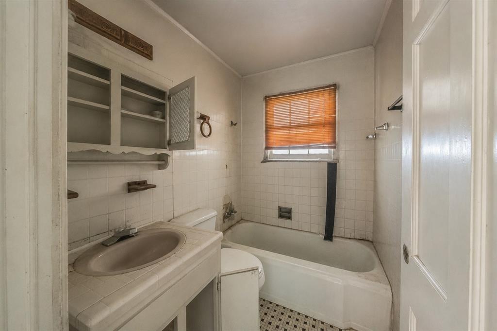 5801 Kilpatrick Avenue Property Photo 3