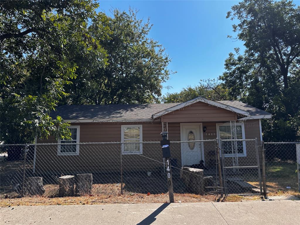 1400 E Cantey Property Photo 1