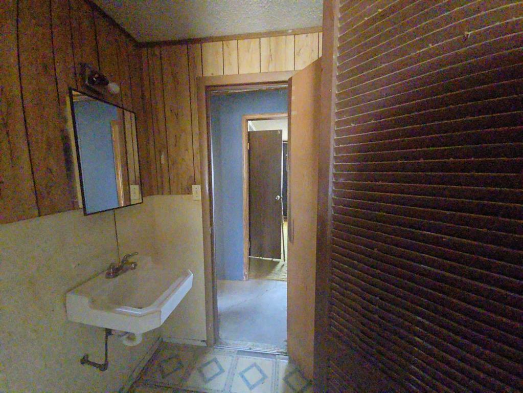 307 E Weaver Avenue Property Photo 5