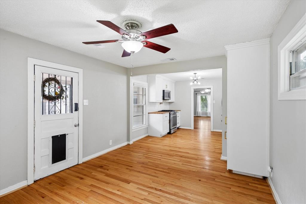 4708 Calmont Avenue Property Photo 3