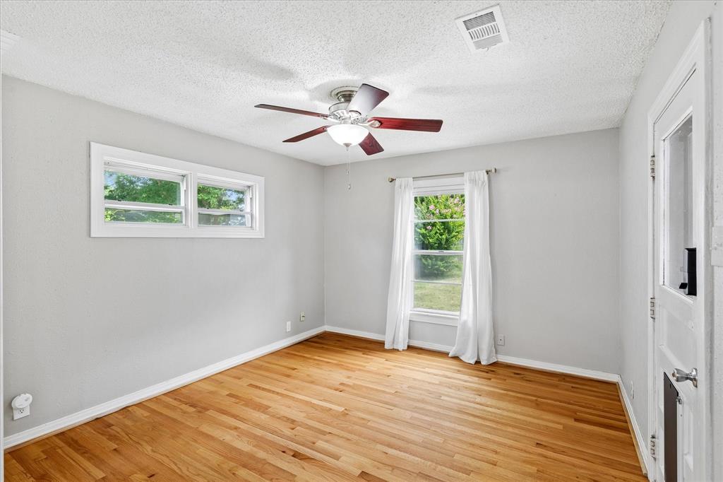 4708 Calmont Avenue Property Photo 4