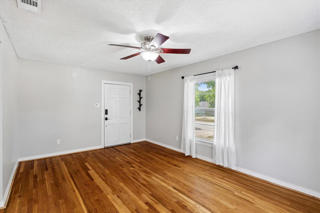 4708 Calmont Avenue Property Photo 6