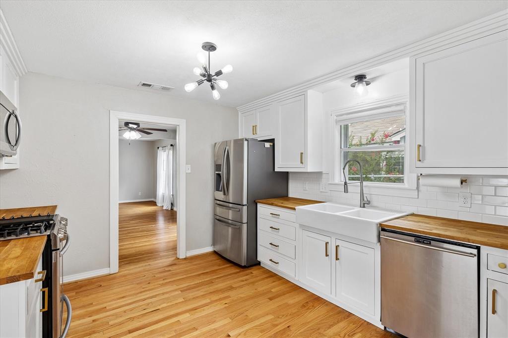 4708 Calmont Avenue Property Photo 8
