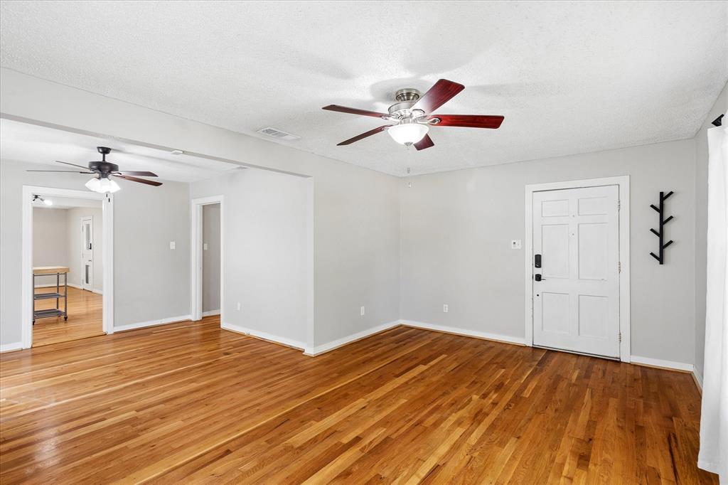 4708 Calmont Avenue Property Photo 12