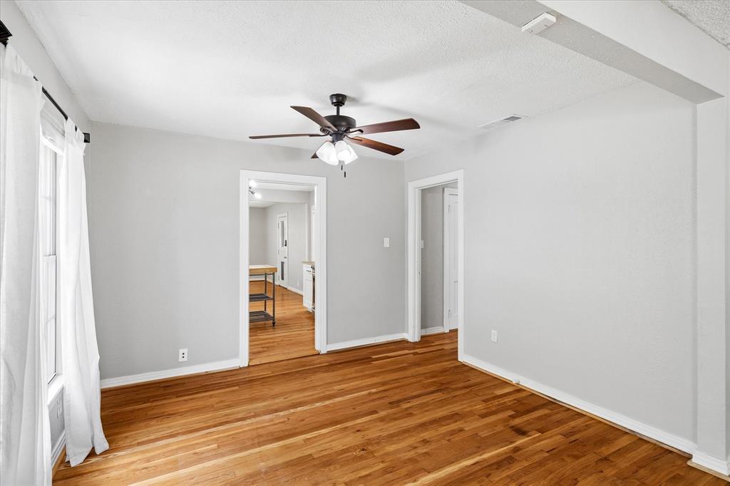 4708 Calmont Avenue Property Photo 13