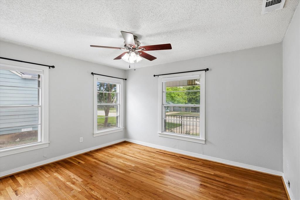 4708 Calmont Avenue Property Photo 14