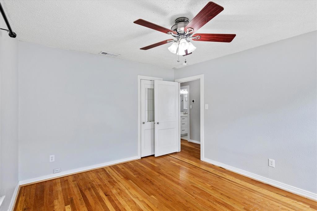 4708 Calmont Avenue Property Photo 15