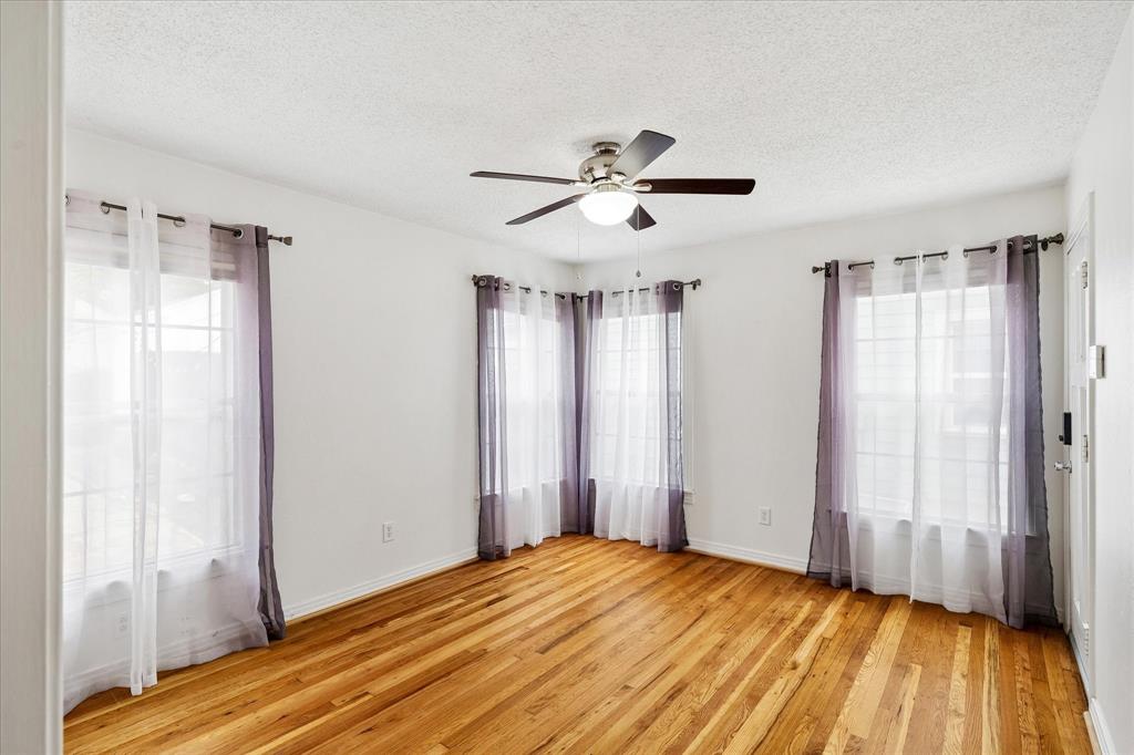 4708 Calmont Avenue Property Photo 16