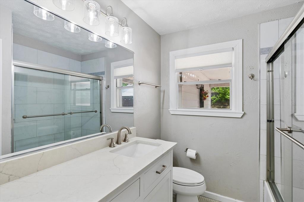 4708 Calmont Avenue Property Photo 18