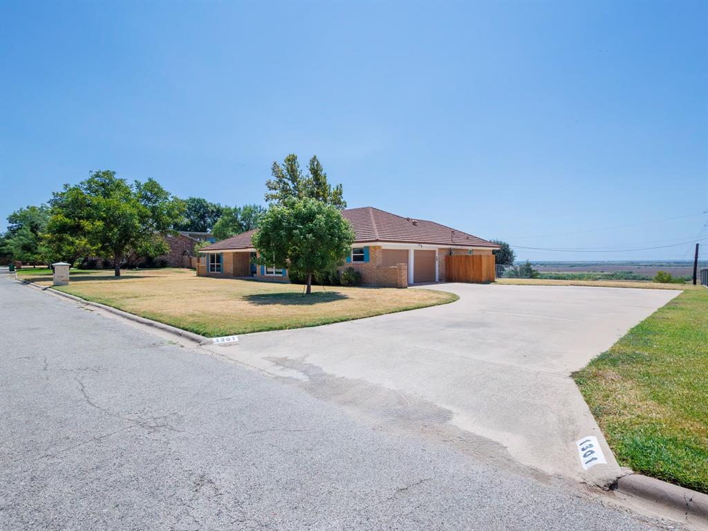1301 Hillcrest Street Property Photo 4