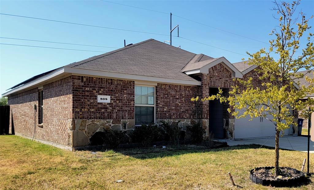 808 Twin Edge Drive Property Photo 1
