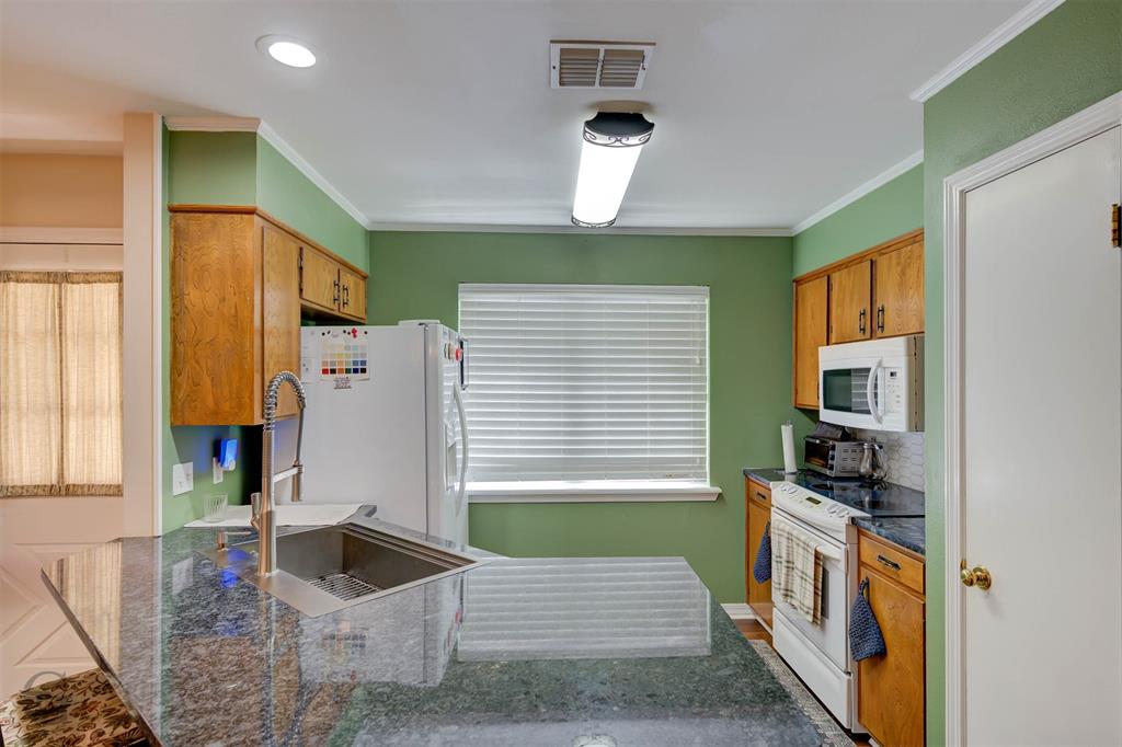 1331 Pecan Square Property Photo 3