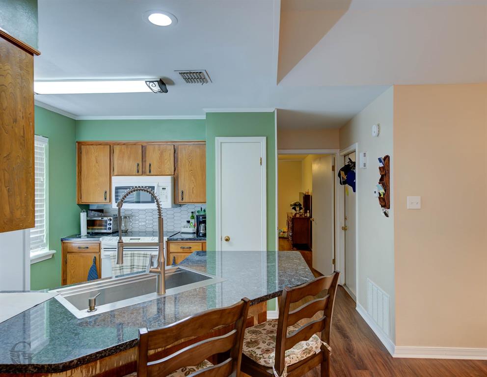 1331 Pecan Square Property Photo 4