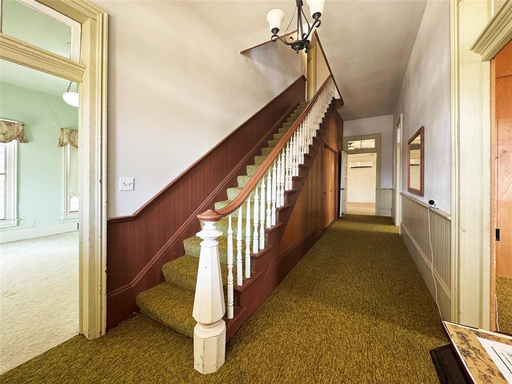 702 Avenue B Property Photo 8