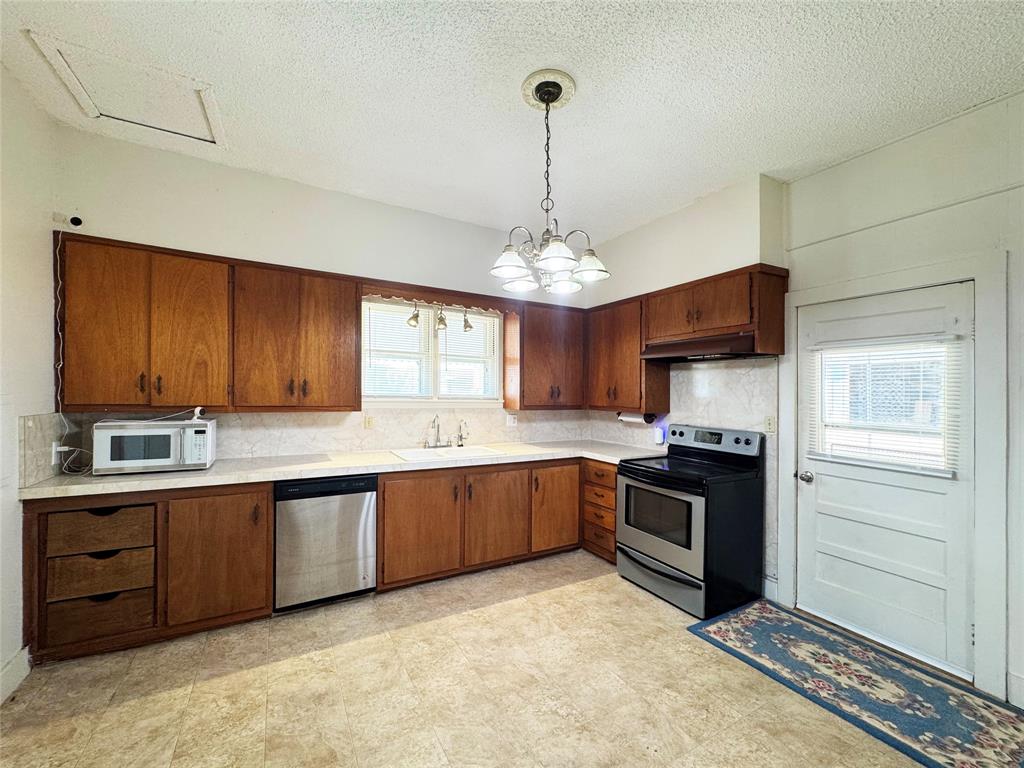 702 Avenue B Property Photo 14