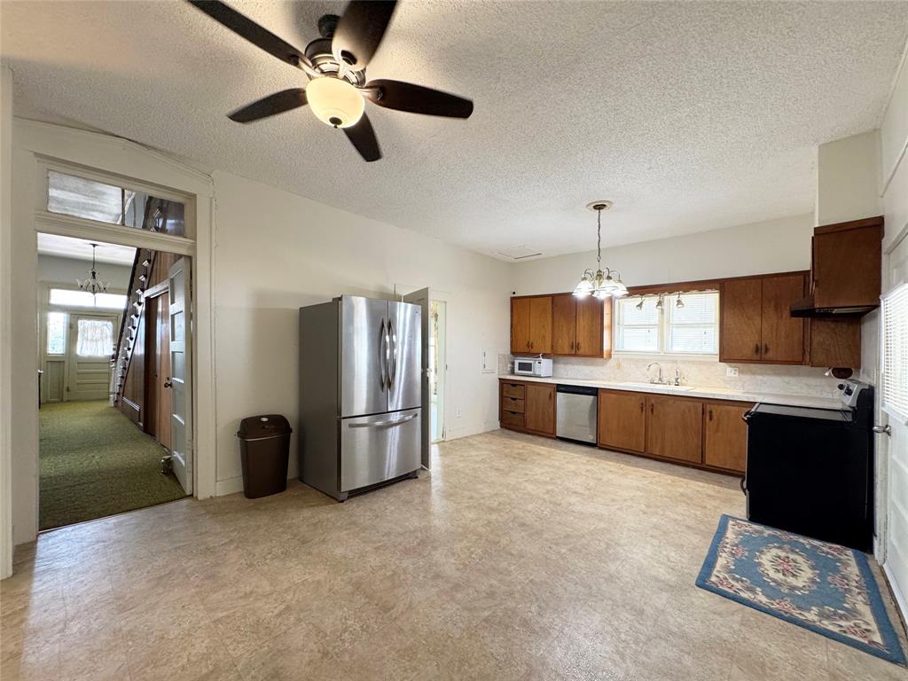 702 Avenue B Property Photo 15