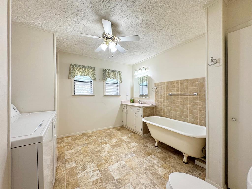 702 Avenue B Property Photo 17