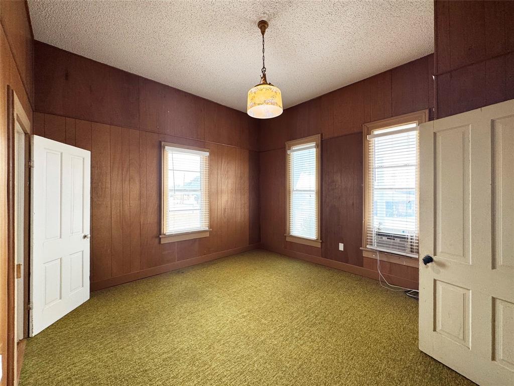 702 Avenue B Property Photo 23