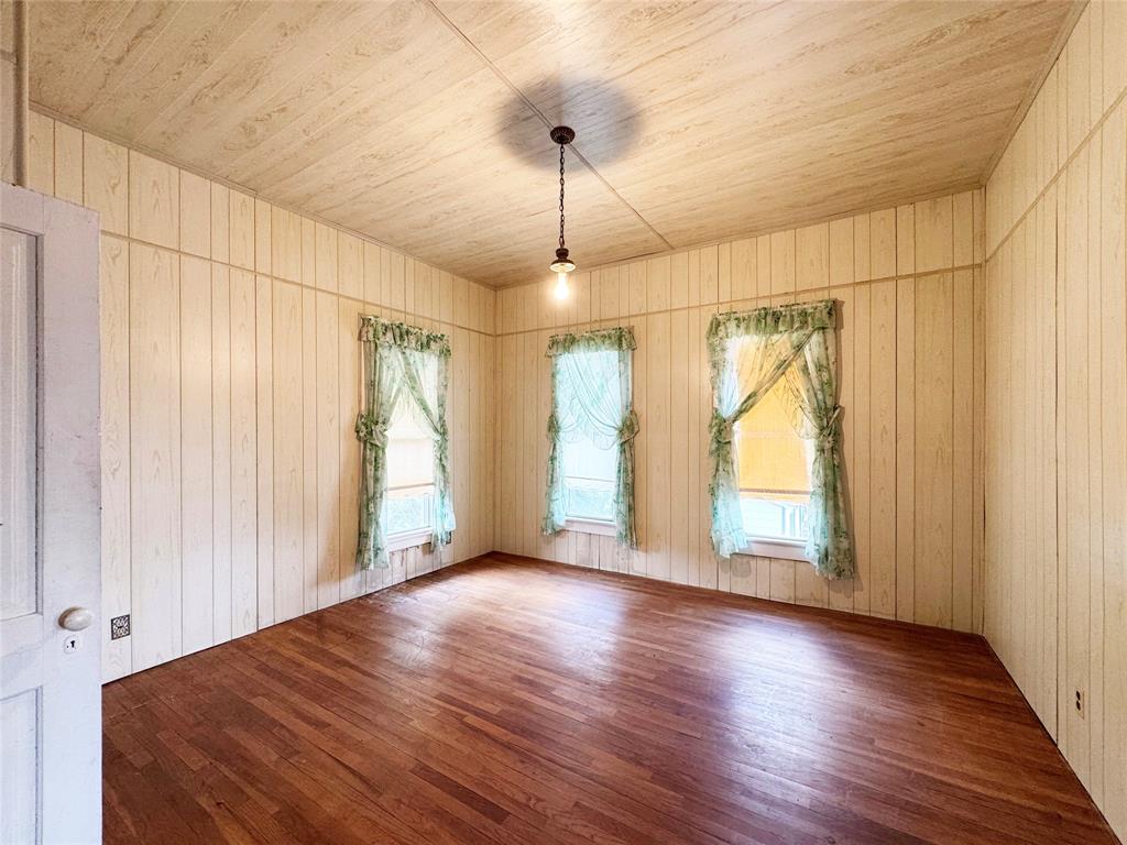 702 Avenue B Property Photo 28