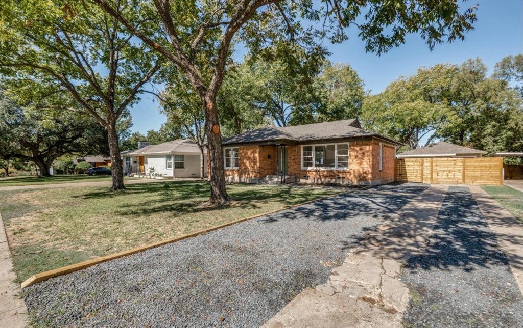 2433 Southwood Drive Property Photo 3