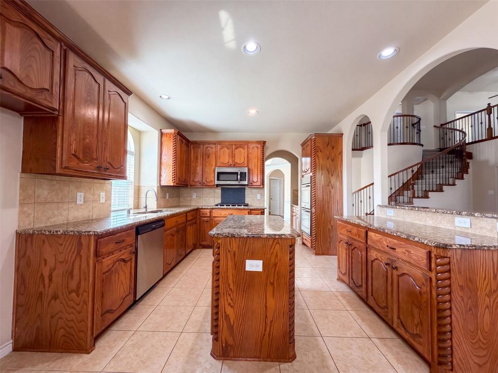 409 Lone Oak Court Property Photo 2