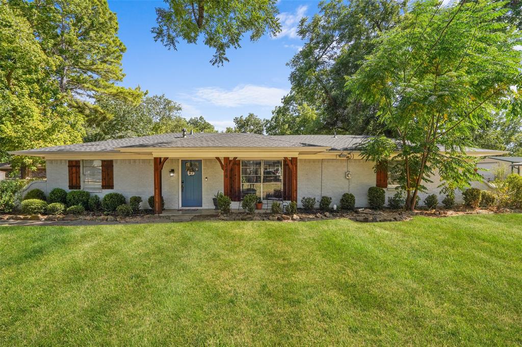 300 E Pecan Street Property Photo 1