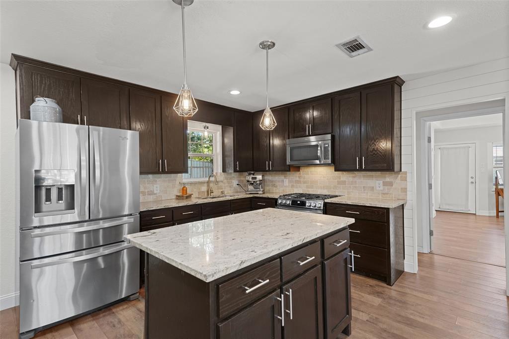 300 E Pecan Street Property Photo 4