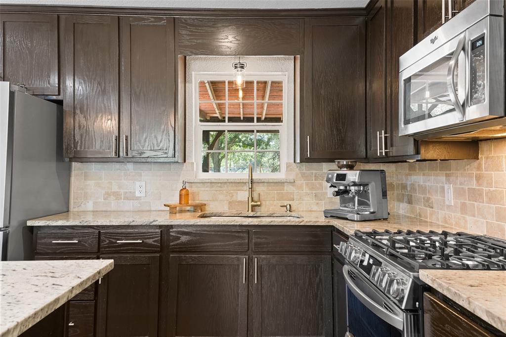 300 E Pecan Street Property Photo 5